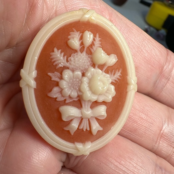Vintage AVON molded cameo style brooch - Picture 2 of 6